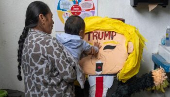 Donald Trump: Eine Frau in Tijuana hält ihre Enkelin im Arm