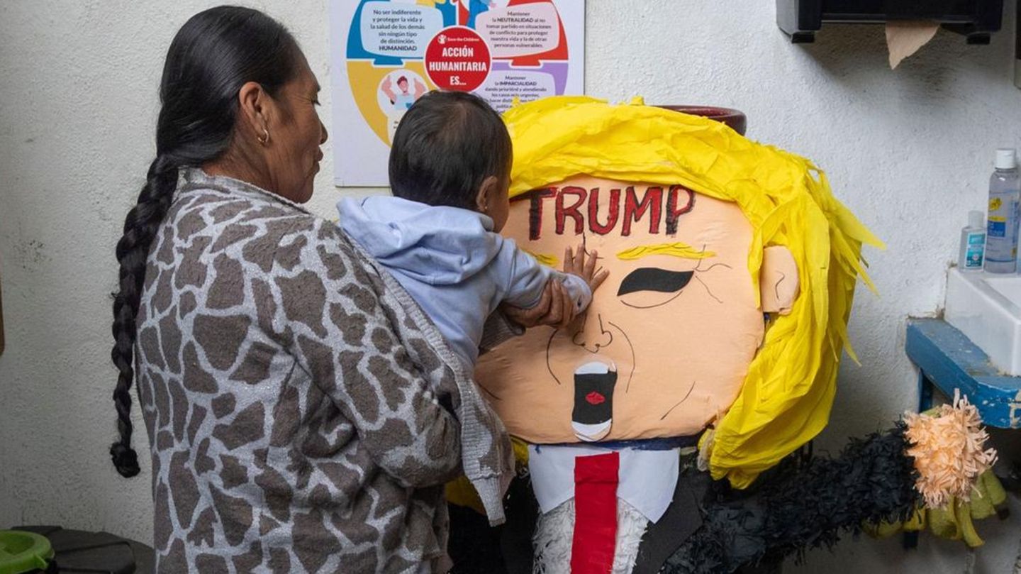 Donald Trump: Eine Frau in Tijuana hält ihre Enkelin im Arm