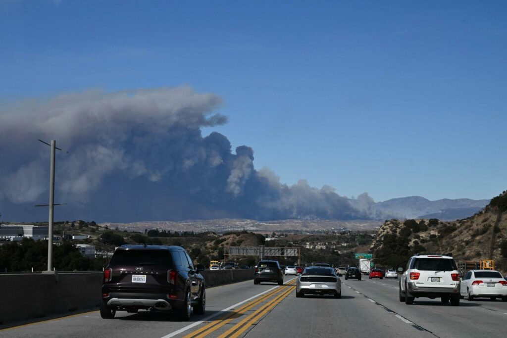 Un nouvel incendie fait rage au nord de Los Angeles, plus de 3 000 hectares brûlés