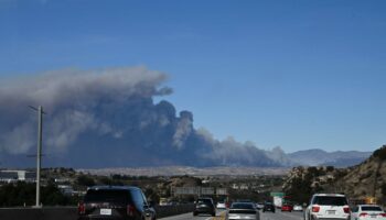 Un nouvel incendie fait rage au nord de Los Angeles, plus de 3 000 hectares brûlés