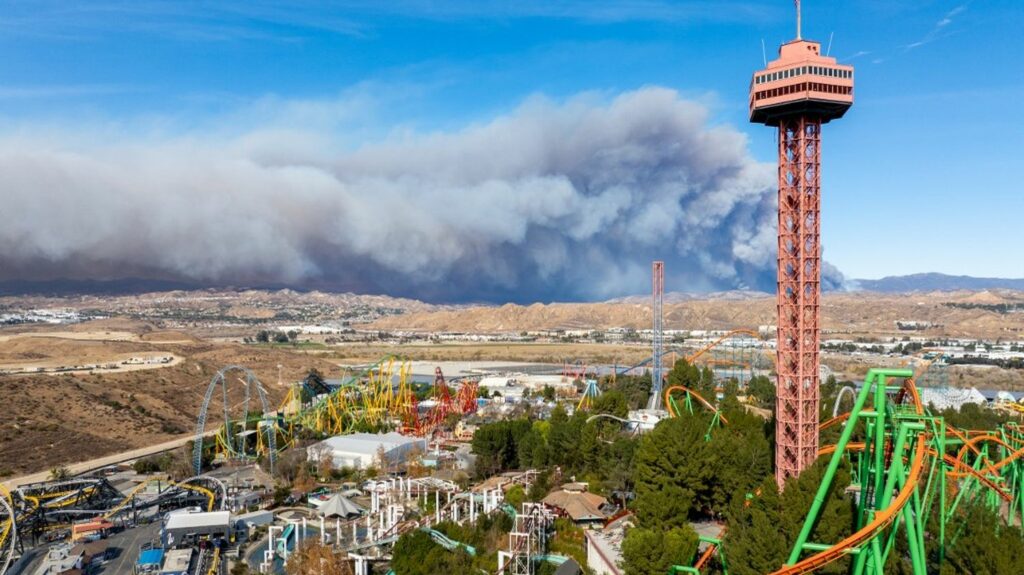 Un nouvel incendie fait rage au nord de Los Angeles, des ordres d'évacuation émis