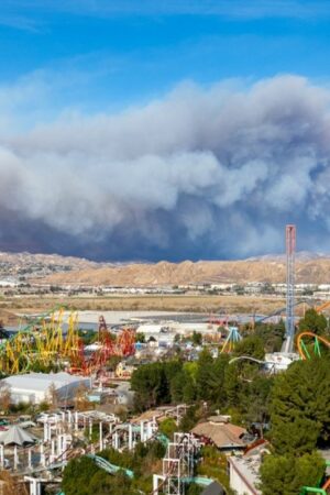 Un nouvel incendie fait rage au nord de Los Angeles, des ordres d'évacuation émis