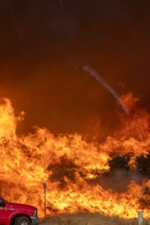 Los Angeles : un nouvel incendie impressionnant fait rage, des milliers d’ordres d’évacuation