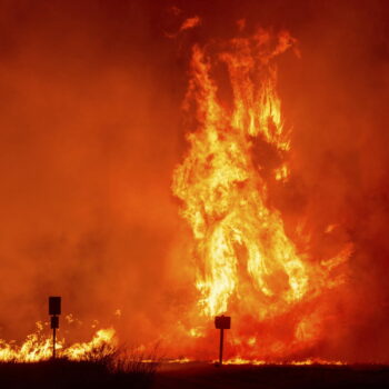 Un nouvel incendie ravage 4 000 hectares au nord de Los Angeles, les images saisissantes