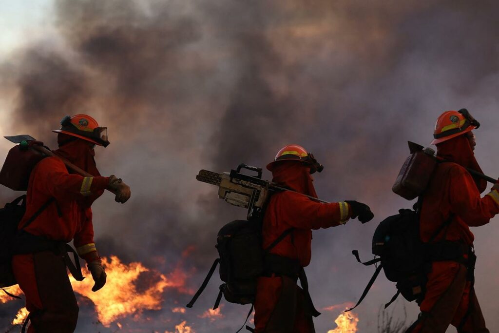 Nouvel incendie violent près de Los Angeles : des milliers d’évacuations, 3 800 hectares brûlés et plus de 4 500 pompiers engagés