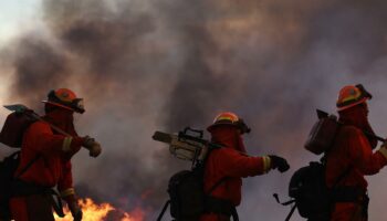 Nouvel incendie violent près de Los Angeles : des milliers d’évacuations, 3 800 hectares brûlés et plus de 4 500 pompiers engagés