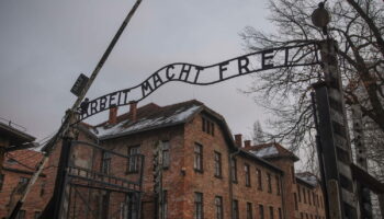 Commémorations d'Auschwitz : pourquoi la possible présence de Nétanyahou fait-elle polémique ?