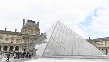 La pyramide du Louvre souffre d'un grave problème, les visiteurs en pâtissent