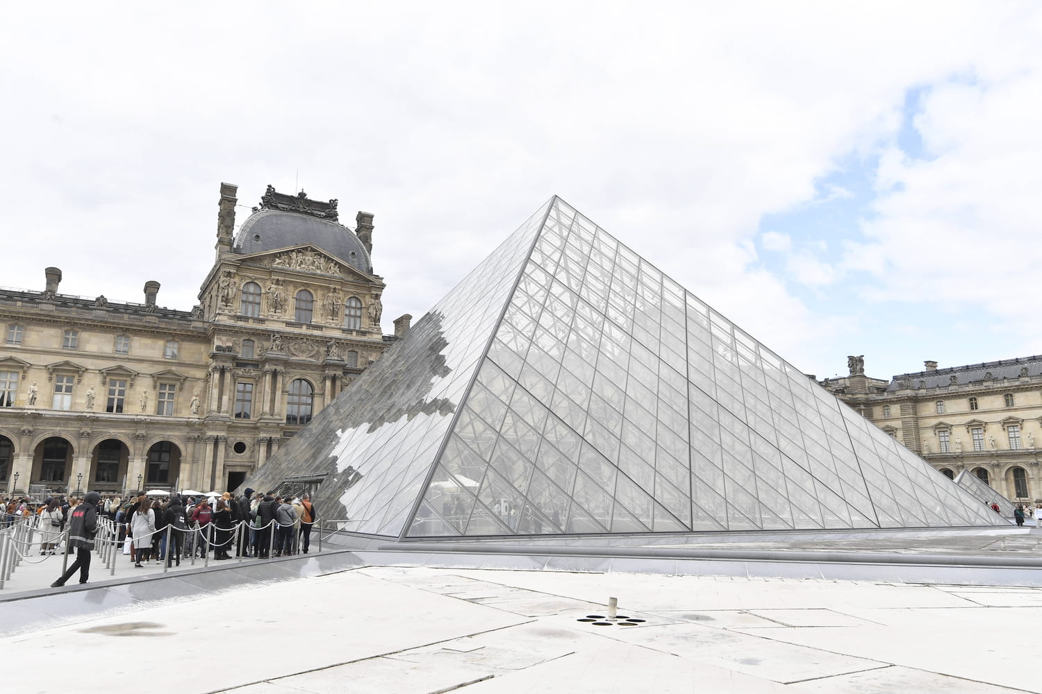 La pyramide du Louvre souffre d'un grave problème, les visiteurs en pâtissent