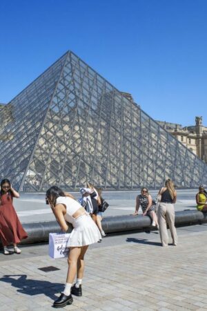 Inondations, avaries, vétusté : la présidente du Louvre alerte sur l’état du musée