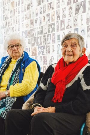 Survivantes d’Auschwitz : Esther Dzik-Senot et Ginette Kolinka, ou l’« urgence de laisser une trace »