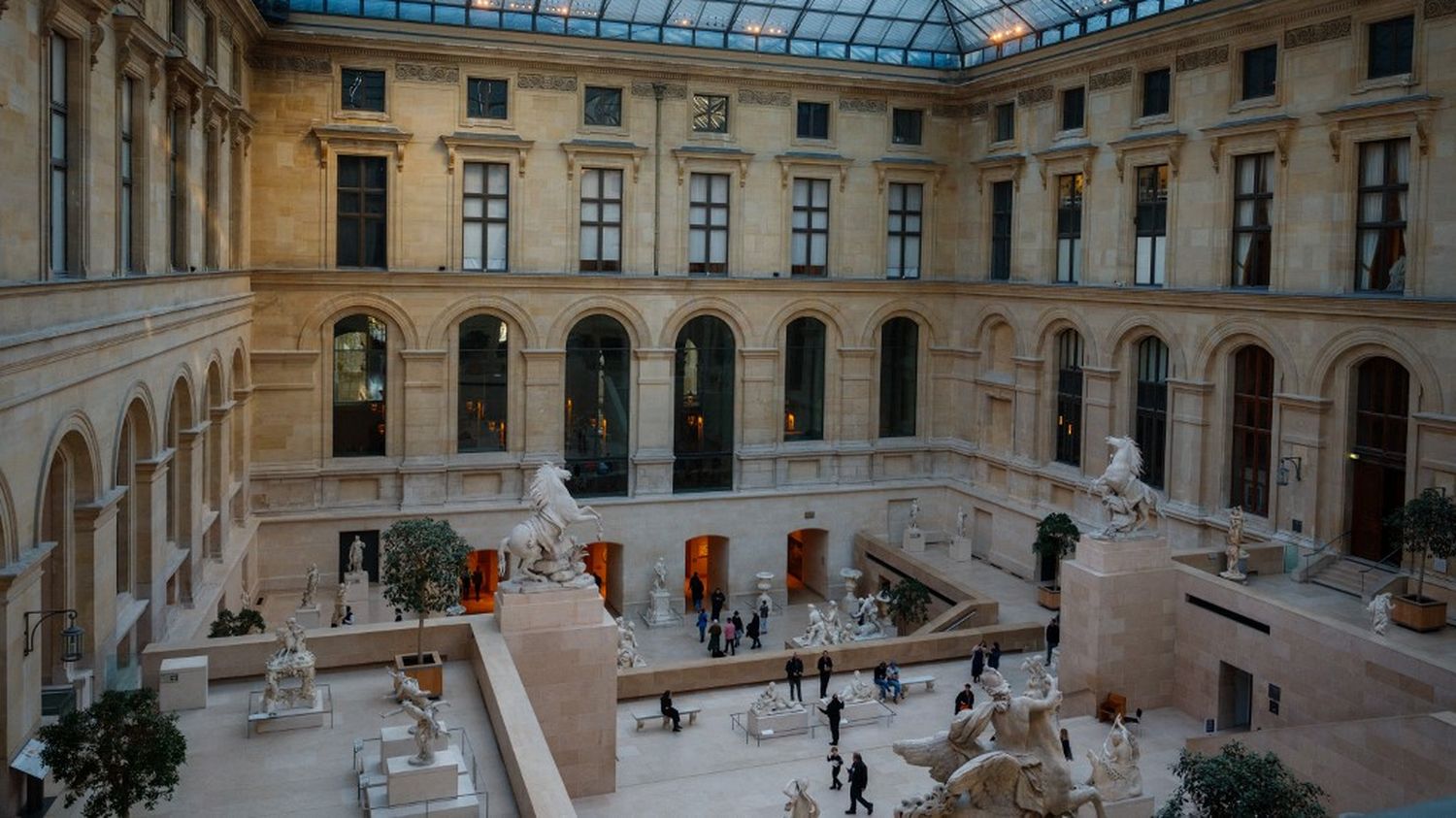 Vétusté du musée du Louvre : "En l'espace d'une dizaine d'années, le Louvre a perdu plus de 200 emplois", explique le représentant du personnel CGT