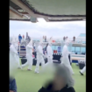 Cagoules du KKK ou tenues de Noël ? Ces déguisements sur un bateau de croisière australien ont semé le doute