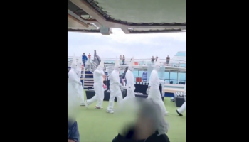 Cagoules du KKK ou tenues de Noël ? Ces déguisements sur un bateau de croisière australien ont semé le doute