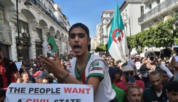 Des manifestants anti-gouvernementaux algériens descendent dans les rues d'Alger le 26 mars 2021 alors que le mouvement pro-démocratie Hirak poursuit ses manifestations hebdomadaires malgré l'interdiction des rassemblements en raison de la pandémie de coronavirus.