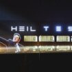 «Heil Tesla» : en Allemagne, le salut nazi d’Elon Musk projeté sur une usine Tesla