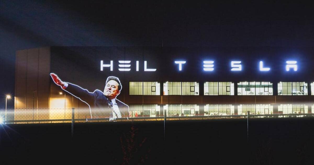 «Heil Tesla» : en Allemagne, le salut nazi d’Elon Musk projeté sur une usine Tesla