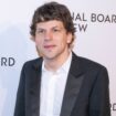 Jesse Eisenberg ne veut plus défendre Mark Zuckerberg après les revirements de Meta et le rapprochement avec Trump