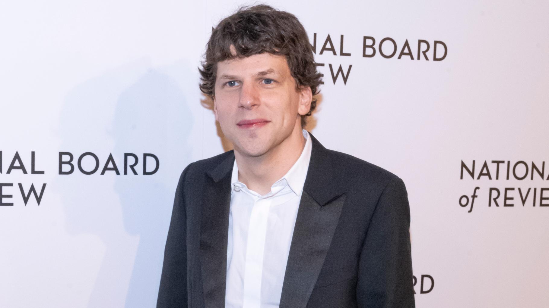 Jesse Eisenberg ne veut plus défendre Mark Zuckerberg après les revirements de Meta et le rapprochement avec Trump