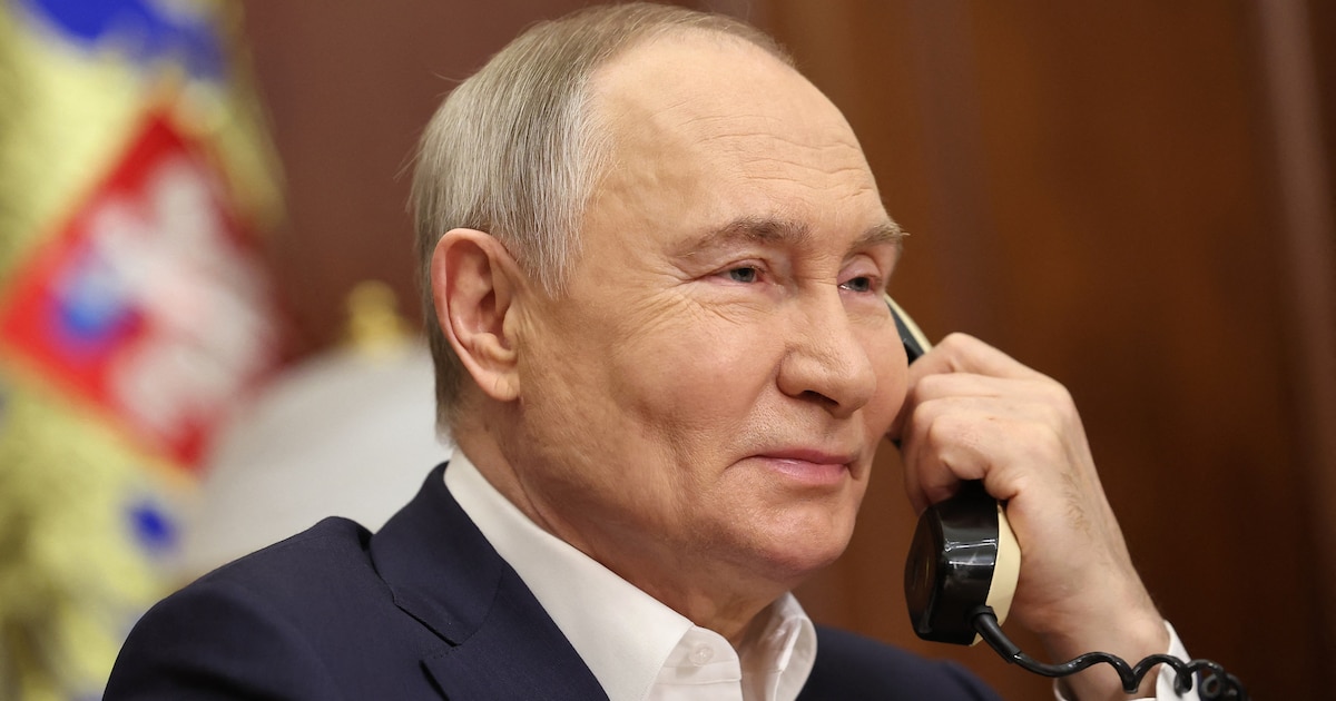 Sur cette photo distribuée par l'agence d'État russe Sputnik, le président russe Vladimir Poutine parle au téléphone avec Arina Porkhal, une élève de 9e année de Gorlovka, dans la région de Donetsk, participante à l'événement caritatif "Yolka Zhelaniy" ("Vœu d'arbre de Noël"), exauçant les vœux de Noël des enfants, à Moscou, le 7 janvier 2025.