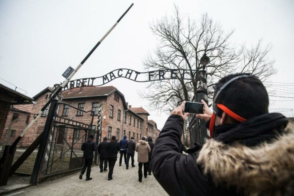 Tourisme mémoriel à Auschwitz-Birkenau : « Difficile, dans ces conditions, de conserver à un tel lieu une dimension sacrée »