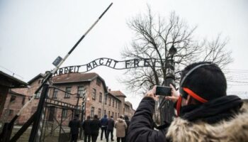 Tourisme mémoriel à Auschwitz-Birkenau : « Difficile, dans ces conditions, de conserver à un tel lieu une dimension sacrée »