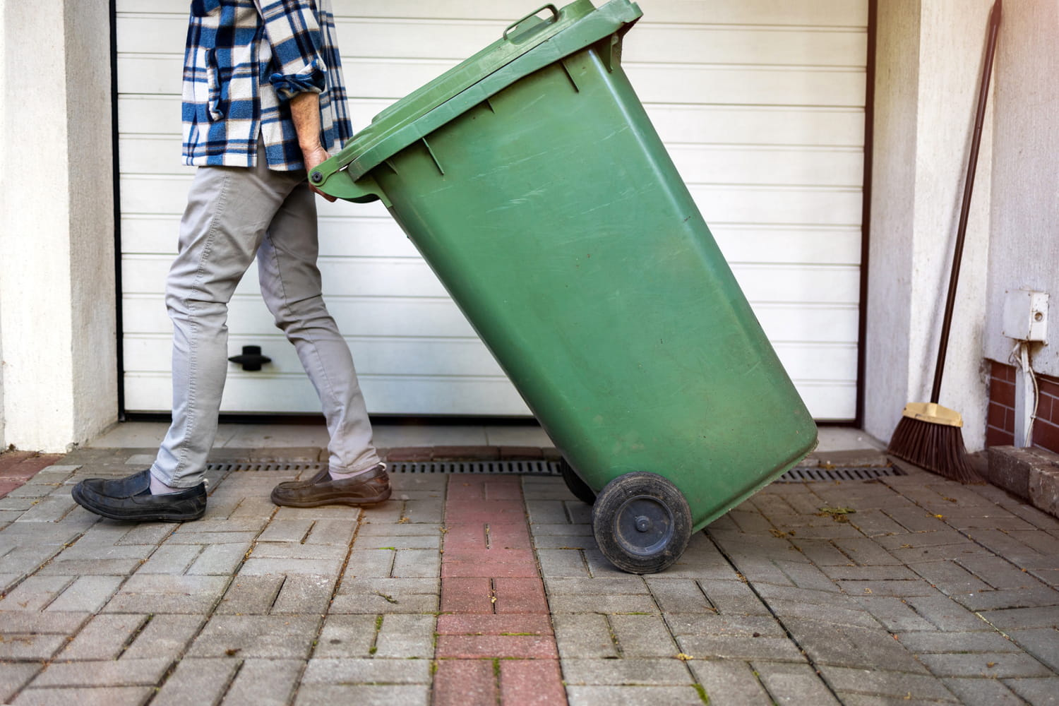 Les poubelles bientôt espionnées chez 25 millions de Français, et cela pourrait leur coûter cher