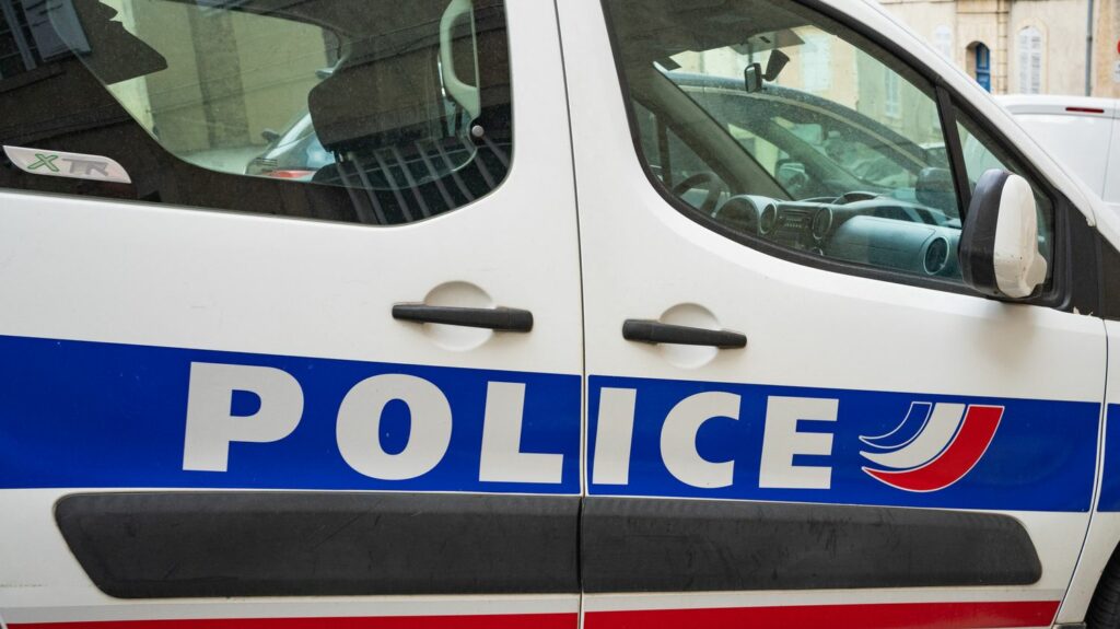 Lyon : un homme grièvement blessé par un coup de couteau dans une rixe après un match de football amateur, le suspect en fuite