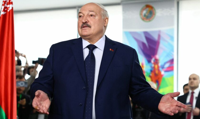 Belarusian President and presidential candidate Alexander Lukashenko visits a polling station during the presidential election in Minsk, Belarus January 26, 2025. REUTERS/Evgenia Novozhenina