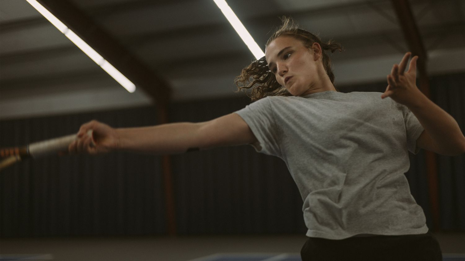 "Julie se tait" : le silence d'une jeune sportive abusée par son entraîneur dans un premier film exemplaire de Leonardo Van Dijl