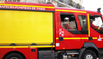 Paris : la mairie du XIIe arrondissement touchée par un feu qui a embrasé son campanile