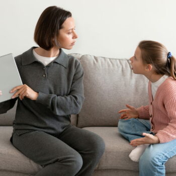 Trop de parents ont ce travers qui transforme les enfants en "robot", alertent des experts