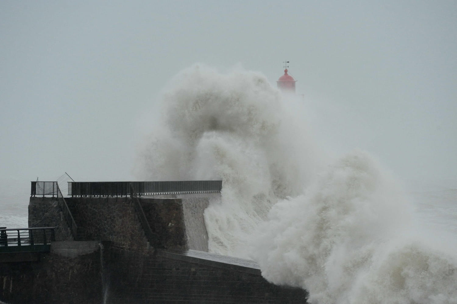 Tempête Herminia : crues, vagues, avalanches... 8 départements placés en vigilance orange, 1 en rouge ce lundi