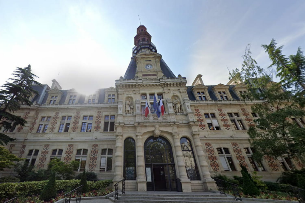 Incendie à Paris : la mairie du 12ème en feu et un sérieux risque d'effondrement