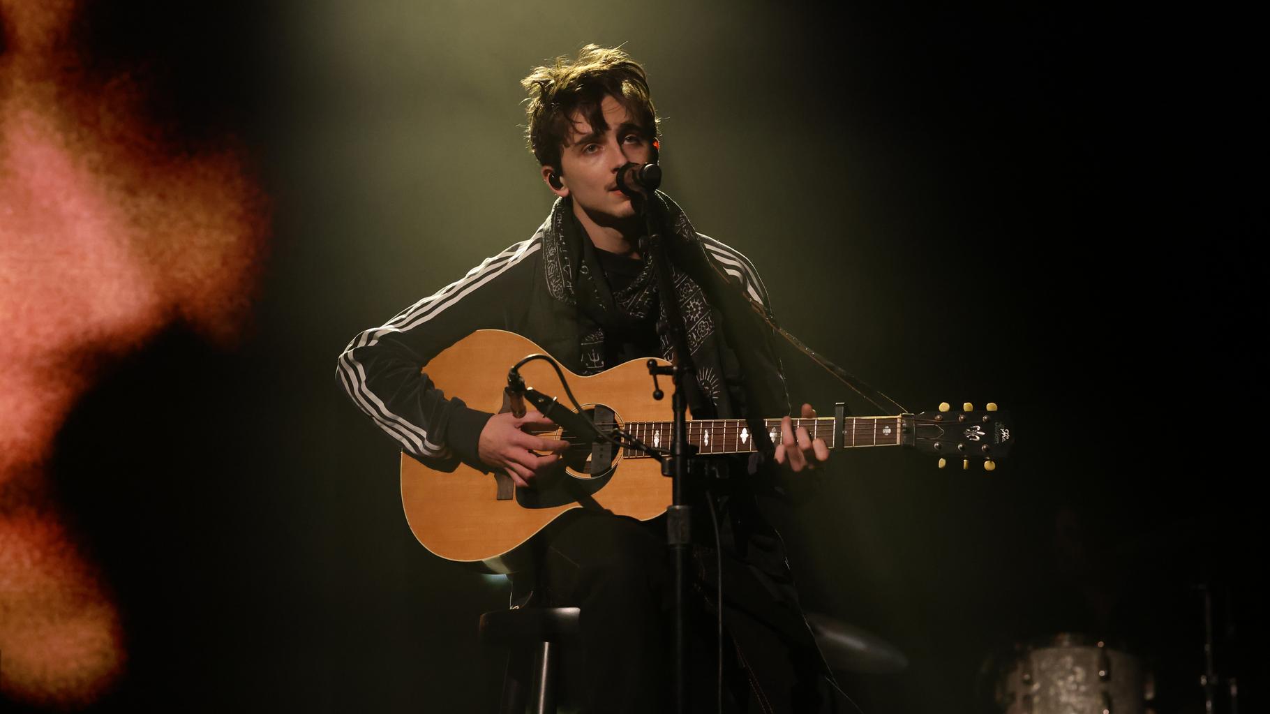 Timothée Chalamet est plus que rentré dans la peau de Bob Dylan, la preuve avec ces lives à la guitare