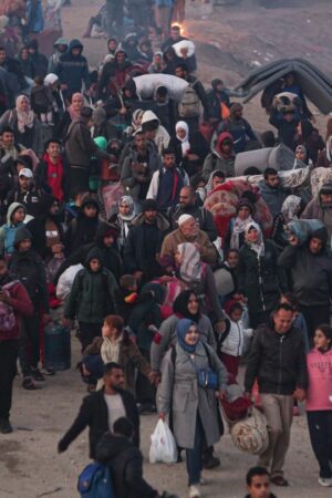 Die ersten Vertriebenen machen sich auf den Weg in den Norden Gazas. Foto: Jehad Alshrafi/AP/dpa