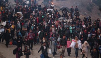 Die ersten Vertriebenen machen sich auf den Weg in den Norden Gazas. Foto: Jehad Alshrafi/AP/dpa