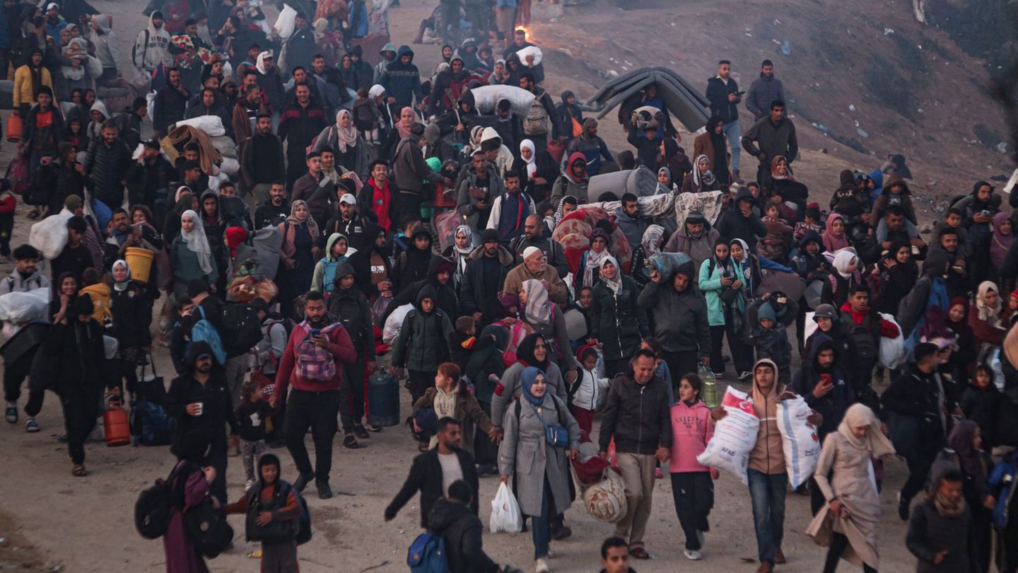 Die ersten Vertriebenen machen sich auf den Weg in den Norden Gazas. Foto: Jehad Alshrafi/AP/dpa