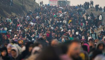 Palestinians stream back to northern Gaza after Israel lifts closure