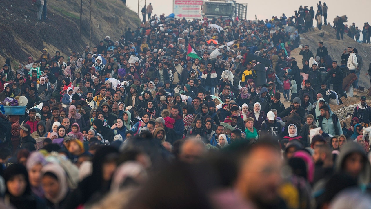 Palestinians stream back to northern Gaza after Israel lifts closure