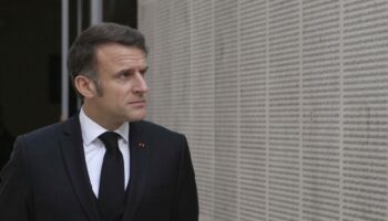 80 ans de la libération d’Auschwitz : Macron promet « de ne rien céder » à l’antisémitisme