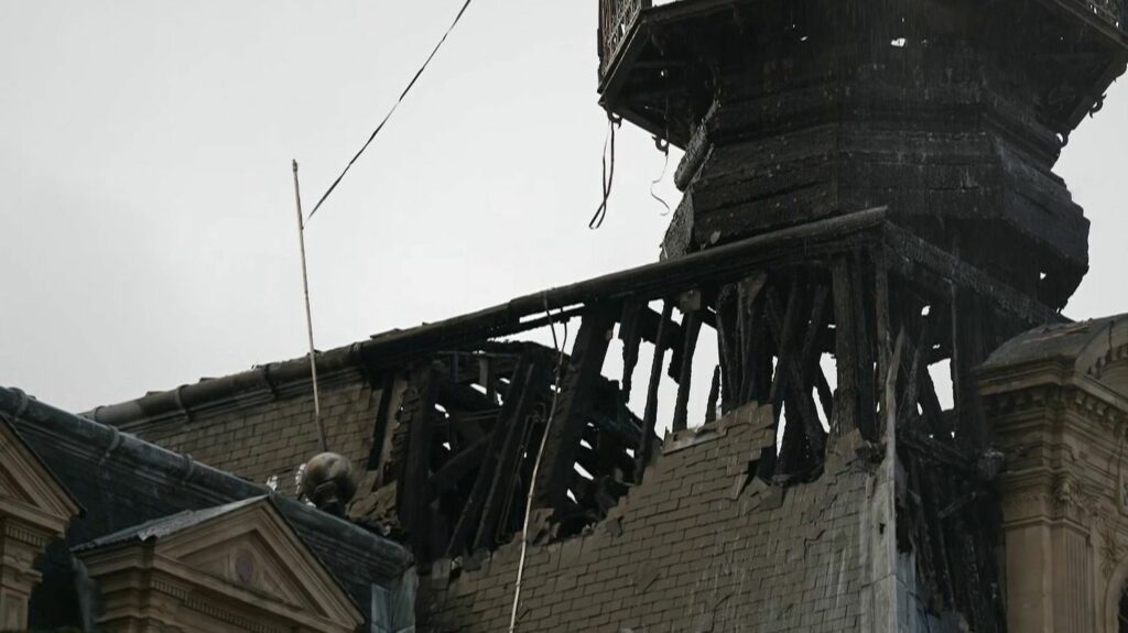 Incendie à la mairie du 12e arrondissement de Paris : le beffroi menace de s'effondrer