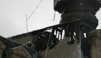 Incendie à la mairie du 12e arrondissement de Paris : le beffroi menace de s'effondrer