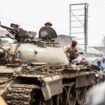 Des soldats des Forces armées de la République démocratique du Congo (FARDC) à bord d'un char quittent la ville de Goma (RDC), en direction de Sake, le 23 janvier 2025