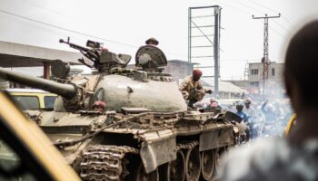 Des soldats des Forces armées de la République démocratique du Congo (FARDC) à bord d'un char quittent la ville de Goma (RDC), en direction de Sake, le 23 janvier 2025