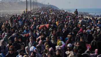 Displaced Palestinians return to their homes in the northern Gaza Strip, following Israel's decision to allow thousands of them to go back for the first time since the early weeks of the 15-month war with Hamas, Monday, Jan. 27, 2025. (AP Photo/Abdel Kareem Hana)