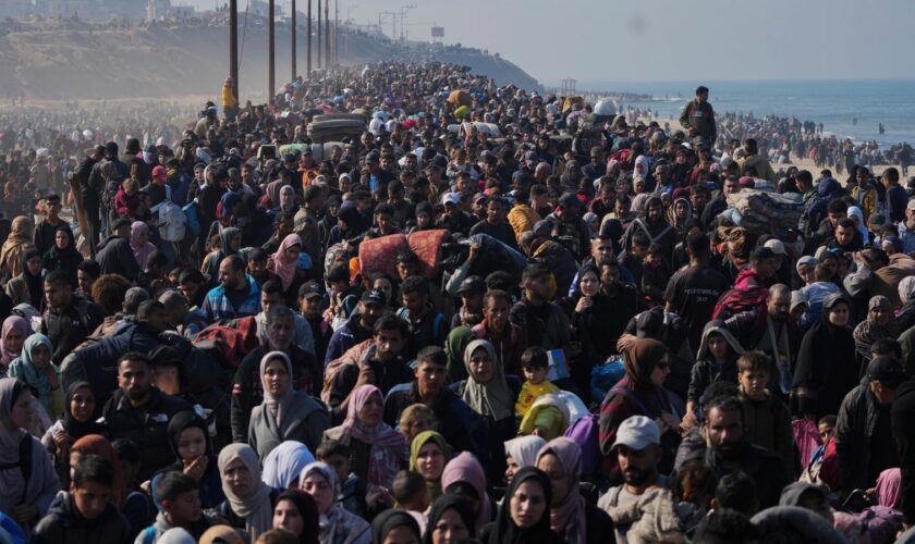 Displaced Palestinians return to their homes in the northern Gaza Strip, following Israel's decision to allow thousands of them to go back for the first time since the early weeks of the 15-month war with Hamas, Monday, Jan. 27, 2025. (AP Photo/Abdel Kareem Hana)