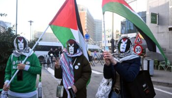 Des manifestants pro-palestiniens masqués à Bruxelles le 20 janvier 2024