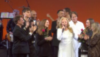 VIDEO. À 80 ans, l'idole des yéyés Sylvie Vartan a fait ses adieux à la scène au Palais des congrès de Paris