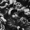 L’horreur d’Auschwitz racontée à la libération du camp: « J’ai vu des gardiennes étrangler des enfants »